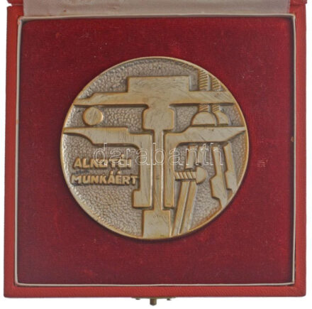 1976. 'Magyar Hajó és Darugyár alkotói díj II. / Alkotói Munkáért' kétoldalas fém díjérem, eredeti tokban (81mm) T:1-
