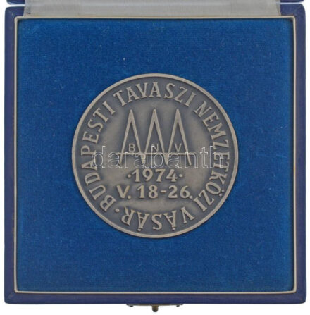 1974. 'Budapesti Tavaszi Nemzetközi Vásár / Hungexpo Budapest' ezüstpatinázott fém emlékérem, eredeti dísztokban (71mm) T:1-