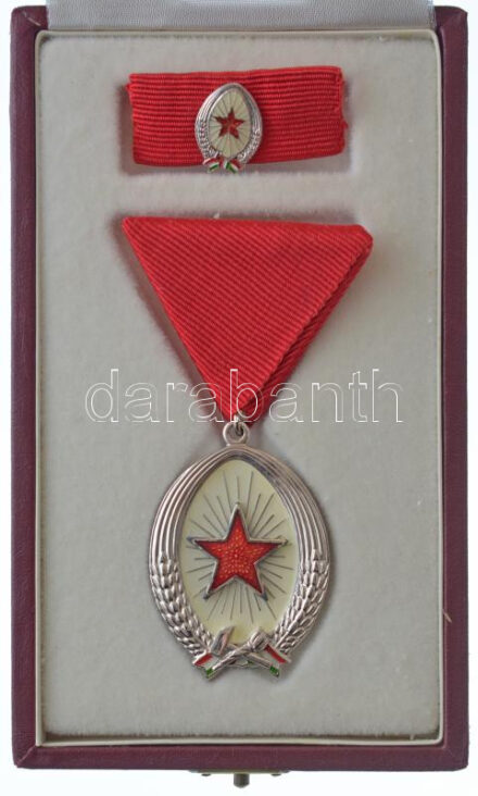 1964. 'A Munka Érdemrend' ezüst fokozata, zománcozott, ezüstözött bronz kitüntetés mellszalagon, miniatűrrel és szalagsávval, eredeti tokban T:1- NMK 600.