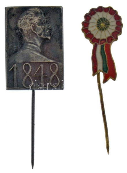 1942. 'Petőfi Sándor 1848' a Magyar Történelmi Emlékbizottság felkérésére Pátzay Pál által tervezett ezüstpatinázott bronz jelvény (18x26mm) + DN 'Kokárda' modern, zománcozott bronz jelvény T:1-