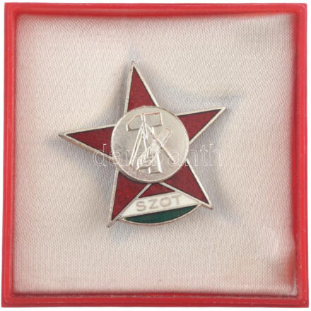 ~1960. 'SZOT (Szakszervezetek Országos Tanácsa)' zománcozott fém kitüntető jelvény eredeti 'SZOT' eredeti, SZOT-címeres tokban T:1,1-