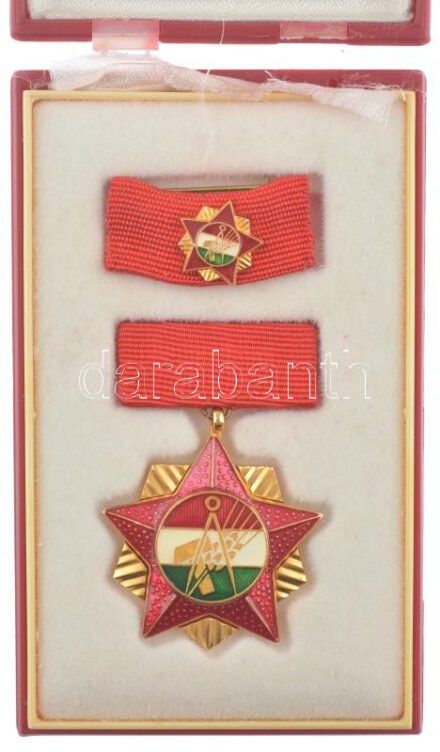 ~1970-1980. 'Szakszervezetek Országos Tanácsa Elnöksége' arany fokozatú, műgyantás kitüntetés mellszalagon, miniatűrrel szalagsávon, eredeti, sérült műanyag tokban T:1-