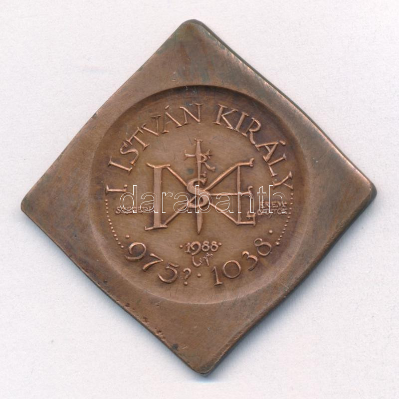 Lapis András (1942-) 1988. 'I. István király 975?-1038 - Szegedi Éremgyűjtők' kétoldalas, csegely alakú bronz emlékplakett (34x34mm) T:1-