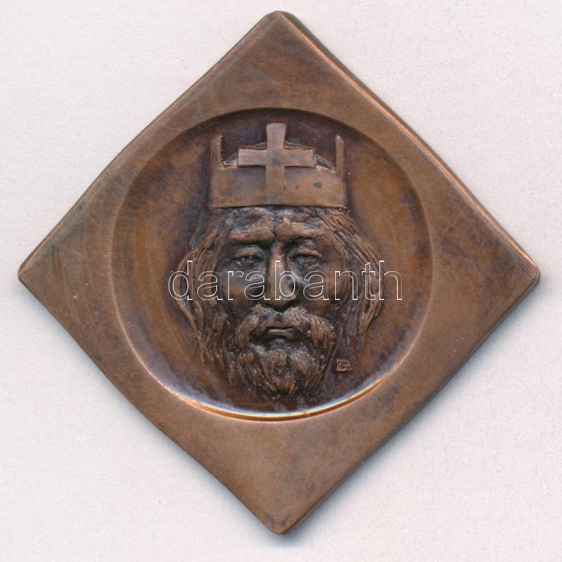 Lapis András (1942-) 1988. 'I. István király 975?-1038 - Szegedi Éremgyűjtők' kétoldalas, csegely alakú bronz emlékplakett (34x34mm) T:1- - Image 2