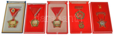 ~1970-1980. 24db-os szocialista kitüntetés tétel, benne 'Kiváló Dolgozó' műgyantás fém kitüntetés (17x); 'Kiváló Munkáért' műgyantás fém kitüntetés (6x) és 'Szocialista Brigád - A vállalat kiváló brigádja' műgyantás fém