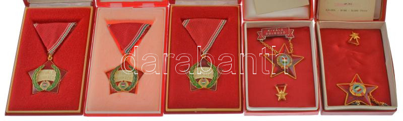 ~1970-1980. 24db-os szocialista kitüntetés tétel, benne 'Kiváló Dolgozó' műgyantás fém kitüntetés (17x); 'Kiváló Munkáért' műgyantás fém kitüntetés (6x) és 'Szocialista Brigád - A vállalat kiváló brigádja' műgyantás fém - Image 2