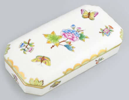 Herendi Viktória mintás porcelán doboz, kézzel festett, jelzett, kis kopásnyomokkal, 17x9x4 cm