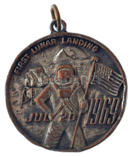 Amerikai Egyesült Államok ~1970. 'Apollo 11 / Az első Holdra szállás' ezüstözött bronz emlékérem füllel (30mm) T:2 kopott ezüstözés USA ~1970. 'Apollo 11 / The first Lunar landing' silvered bronze medallion with ear (30mm) C:XF worn