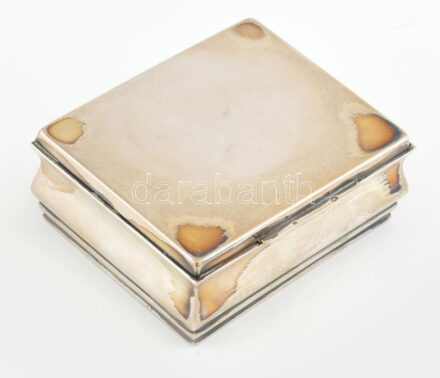 Ezüst (Ag) doboz, fabetéttel, fedelén belül vésett szöveggel, jelzett, 11x9cm, nettó: 156,4 g