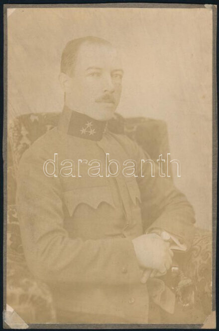 cca 1910 Magyar katonatiszt (százados) portréja, egyenruhában, kardbojttal; nagyméretű fotó kartonon, sarkain kissé sérült, 20x13 cm