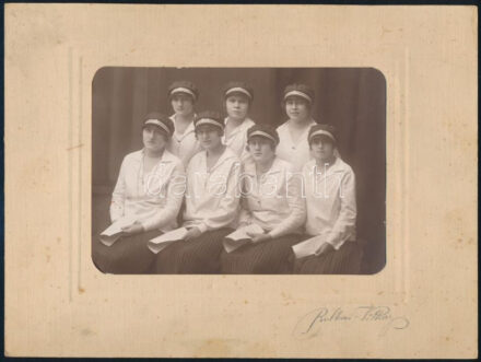 cca 1920-1930 Szeged, női énekkar / kórus csoportképe, kartonra kasírozott fotó Rutkai és Vitkay műterméből, jelzett a kartonon, 15,5x11 cm