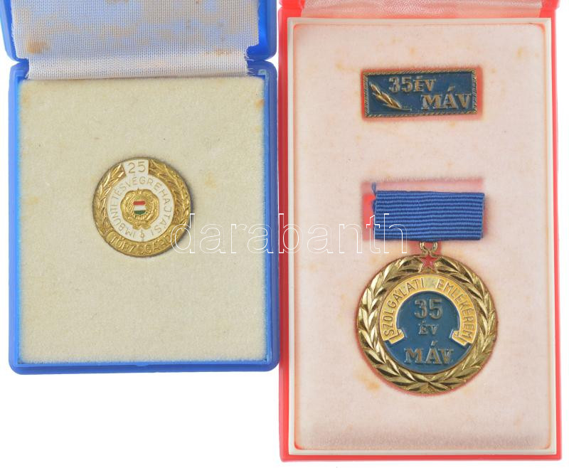 ~1970-1980. 'MÁV Szolgálati Emlékérem 35 év' műgyantás fém kitüntető jelvény miniatűrrel, tokban (32mm) + 'Büntetésvégrehajtási Törzsgárda 25 év' műgyantás fém jelvény tokban (26mm) T:1-