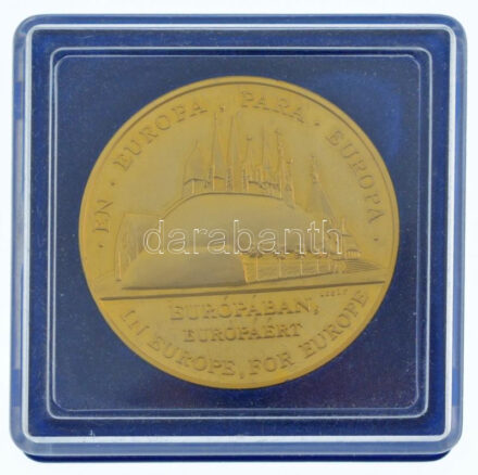 Lebó Ferenc (1960-) 1992. 'Expo '92 Sevilla - Magyarország / Európában, Európáért' aranyozott fém emlékérem dísztokban (42,5mm) T:1- patina