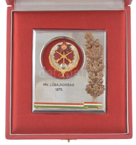 1976. 'MN. (Magyar Néphadsereg) Lőbajnokság' aranyozott, zománcozott jelvény, fém plakettbe ágyazva, dísztokban (105x90mm) T:1