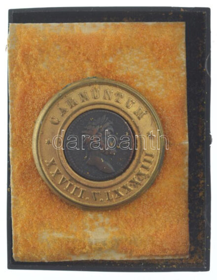 DN 'Carnuntum' bronzlemez kitűző belefoglalt római érme másolattal, tokban (35mm) T:1-