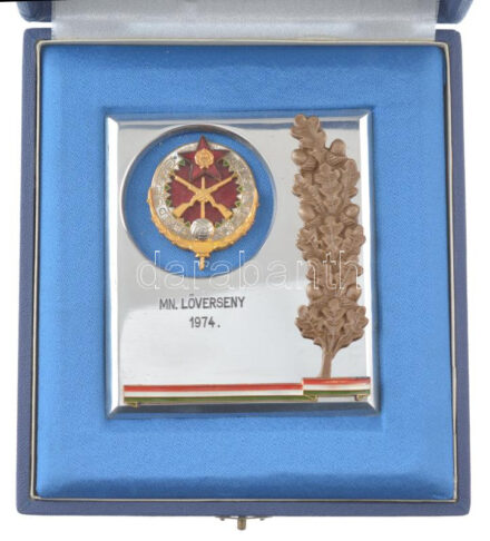 1974. 'MN. (Magyar Néphadsereg) Lőverseny' aranyozott, zománcozott jelvény, fém plakettbe ágyazva, dísztokban (105x90mm) T:1