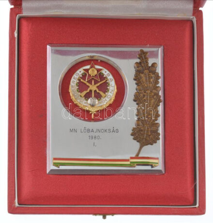 1980. 'MN. (Magyar Néphadsereg) Lőbajnokság I' aranyozott, zománcozott jelvény, fém plakettbe ágyazva, dísztokban (105x90mm) T:1