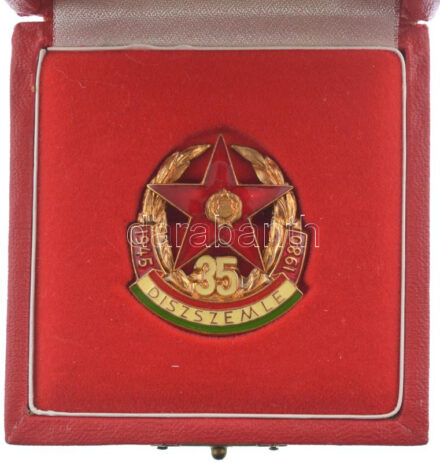 1980. '35. Díszszemle - 1945-1980' a Magyar Néphadsereg aranyozott, részben zománcozott fém részvételi jelvénye (36x32mm) T:1