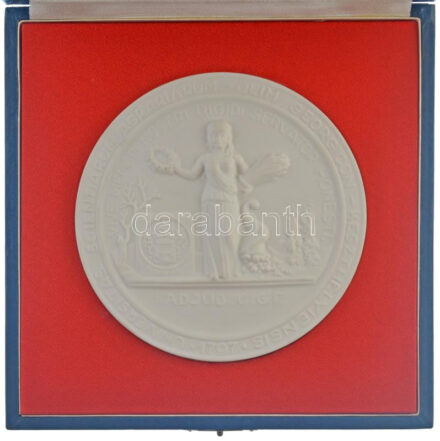 ~1980. 'Georgikon, Keszthely' jelzett biszkvit Herendi porcelán emlékérem eredeti tokban 'Universitas Scientiarum Agrariarum - Olim Georgicon - Keszthelyiensis - Vive memor nostri rigidi servator honesti' (125mm) T:1-