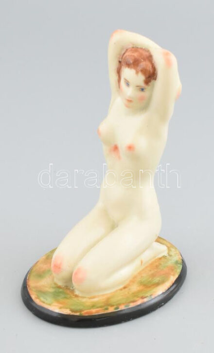 Drasche porcelán térdelő női akt. Kézzel festett, jelzett, apró kopásnyomokkal, m: 13 cm