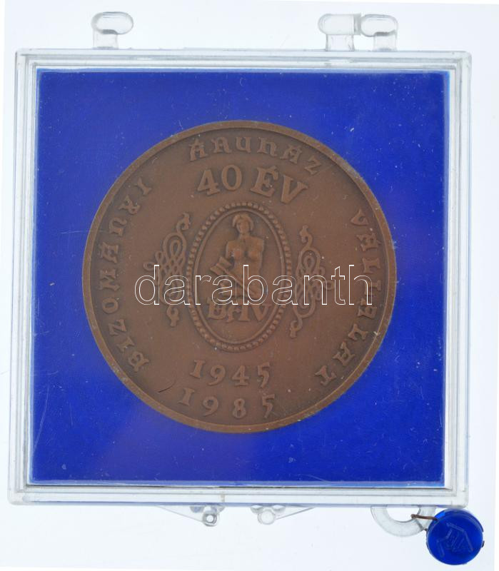 Bognár György (1944-) 1985. '40 éves a BÁV' kétoldalas bronz emlékérem, sérült, plombált plasztik tokban (42,5mm) T:1 - Image 2