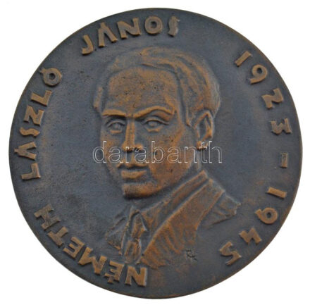 ~1970. 'KISZ Vezetőképző Iskola Győr / Németh László János 1923-1945' kétoldalas bronz emlékérem (87mm) T:1-