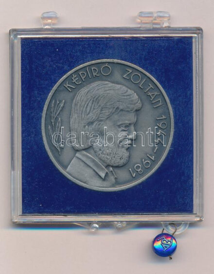 Bogár Lívia (1957-) 1984. 'Képíró Zoltán / Művészünk emlékére Keszthelyi Éremgyűjtők Csoportja' ezüstpatinázott bronz emlékérem sérült, plombált ÁPV tokban (42,5mm) T:1