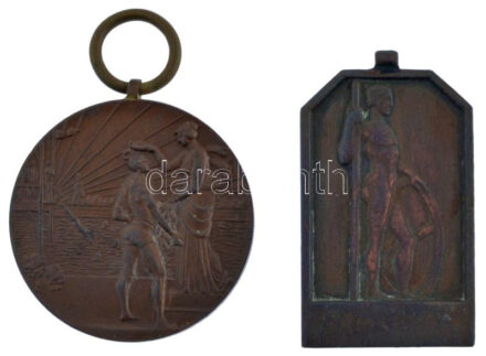 ~1900-1910. 'Debreczeni Úszók Egyesülete' bronzírozott Zn érem füllel (33mm) + Görög harcost ábrázoló érem füllel (33x23mm) T:2 patina