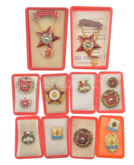 10db szocialista kitüntetés, közte 'Gépipar Kiváló Dolgozója' aranyozott, zománcozott bronz jelvény tokban + 'A nép egészségéért' aranyozott, műgyantás fém jelvény tokban T:1-,2