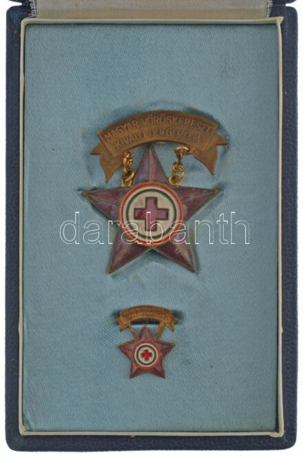 ~1970-1980. 'Magyar Vöröskereszt Kiváló Dolgozója' zománcozott, aranyozott kitüntetés, miniatűrrel, tokban, igazolvánnyal T:2