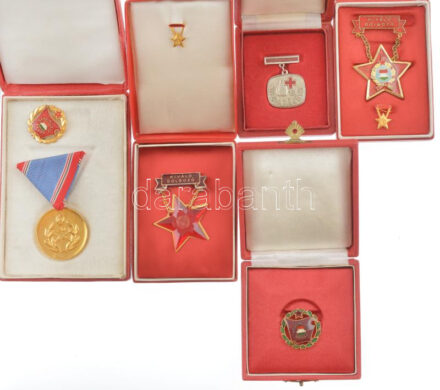 6db szocialista kitüntetés, ebből 5db tokban, közte 'Kiváló Dolgozó' aranyozott, műgyantás bronz jelvény eredeti tokban, miniatűrrel + 'Honvédelmi Érdemérem' aranyozott bronz kitüntetés mellszalagon, tokban T:1-,2 közte hiányos is