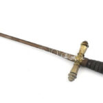 Tőr. Jelzett acélpenge, három élű, bronz szerelékkel, esztergált pácolt patinás fogóval,massziv erős dísztárgy,30 cm pengehossz,rozsdafoltokkal. h: 46 cm
