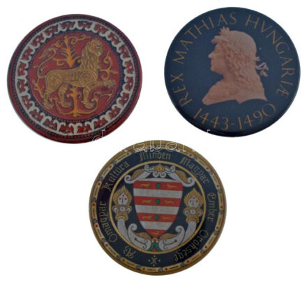 DN 'Matthias Hungariae 1443-1490' + 'Az ősmagyar kultúra minden magyar ember öröksége' + 'Esztergomi szentély - oroszlán freskó rekonstrukció' Al-műanyag kompozit jelvények (40mm) T:1