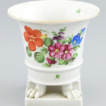 Óherendi virágmintás körmös váza / kaspó, kézzel festett porcelán, jelzett, kopott, m: 10 cm