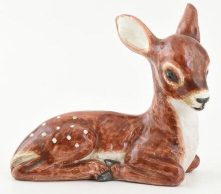 Izsépy őzike, színes mázakkal festett kerámia, jelzett, kis mázlepattanásokkal, m: 14,5, h: 18 cm