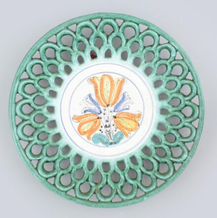 F. B. jelzéssel: Virágos áttört falitányér, kopásokkal, d: 18,5 cm