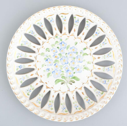 Mihály Béla: Áttört virágos falitál, jelzett, kopásokkal, d: 25,5 cm