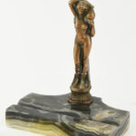 Asztali figurális tolltartó, öntött bronz akt, Erdély kincse Aragonit talapzaton, kopásokkal, m: 15 cm