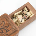 Dobsina mini dominó, hiányos, faragott fa, kopott, 3x6x2 cm