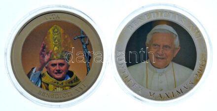 Vatikán ~2005 'Vatikán állam /XVI Benedek' 2xklf multicolor rátétes emlékérem kapszulában (40mm) T:1- (PP) patina Vatican ~2005 'Status Vaticanus / Benedictus XVI' 2xdiff commemorative medallion with multicolor overlay (40mm) C:AU (PP)