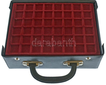 1db fekete műbőr éremtartó koffer különféle méretű érmék tárolására alkalmas, kivehető tálcákkal (összesen 9db tálca, ebből 5db fészkekre osztva, összesen 140db férőhellyel, 4db pedig egyosztású), használt, de megkímélt