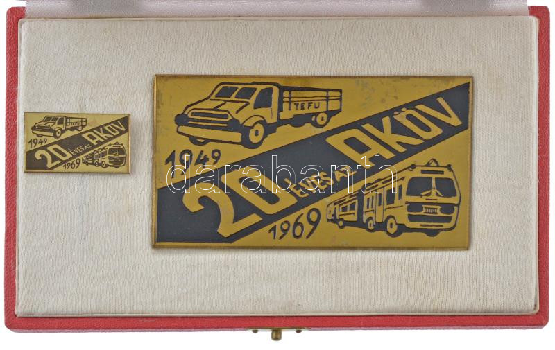 1969. '20 éves az AKÖV (Autóközlekedési Vállalatok)' festett Cu-Zn plakett + jelvény tokban (89x51mm,30x17mm) T:1-