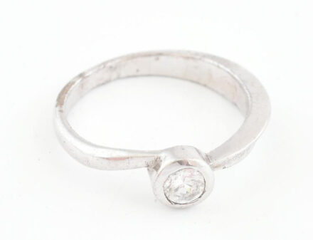 Ezüst(Ag) gyűrű kőékítéssel, jelzett, méret: 51, bruttó: 1,9 g