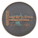 DN 'Magyar Agrártudományi Egyesület / Pro Re Rustica Promovenda' bronz emlékérem névre szóló gravírozással (77mm) T:2 patina - Image 2