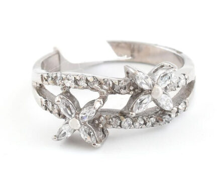 Ezüst (Ag) gyűrű kőékítéssel, jelzett, méret: 55, bruttó: 3,1 g