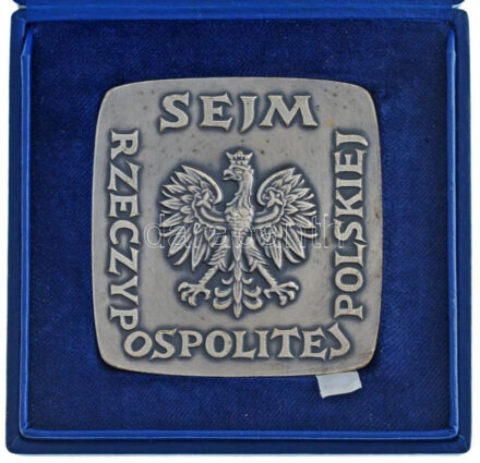 DN 'A nép és közjó a végső törvény / Lengyel Köztársaság Alsóháza' ezüstpatinázott fém emlékérem eredeti tokban (70x70mm) T:1- folt ND 'Populi et Rei Bublicae Bonum Ultima Lex / Sejm Rzeczypospolitej Polskiej' silver patina