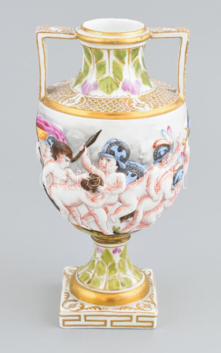 Antik relief szerű puttós füles váza, kézzel festett porcelán, jelzett: 'arany címeres', kopásokkal, m: 18 cm