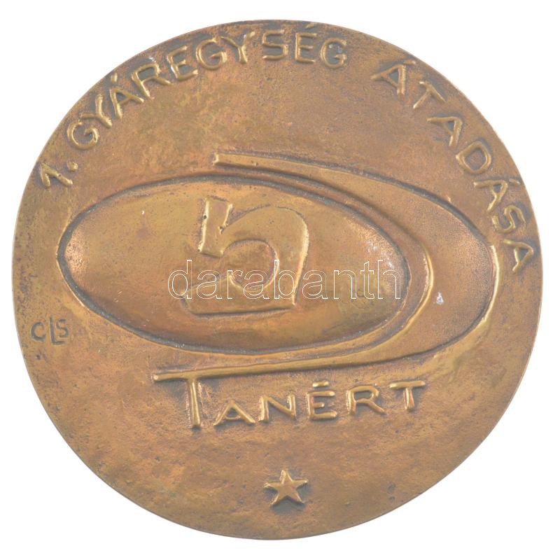 Cséri Lajos (1928-2020) 1974. 'Debrecen 1974 / 1. Gyáregység átadása' kétoldalas bronz emlékérem (100mm) T:1- - Image 2