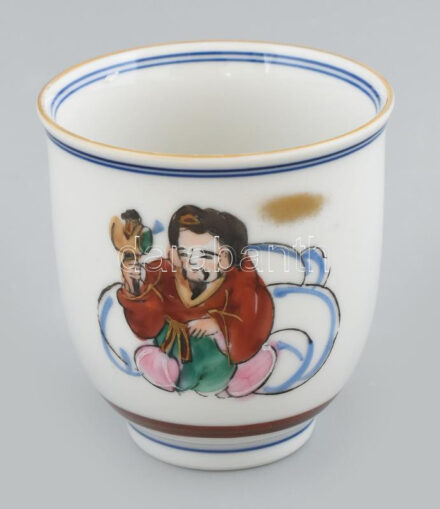 Japán Kutani teacsésze, jelzett, eredeti fadobozban, kis kopásokkal, m: 7,5 cm