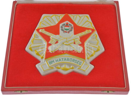 ~1970. 'BM Határőrség' jelzett hollóházi porcelán plakett eredeti dísztokban (151x158mm) T:1-